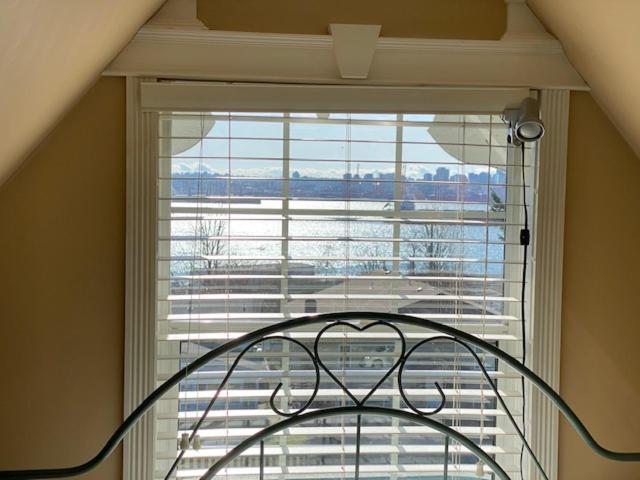 Ocean Breeze Executive Bed And Breakfast North Vancouver Ngoại thất bức ảnh